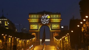 l-arc-de-triomphe-aux-couleurs-du-tour-de-france-10955977iosly_1713